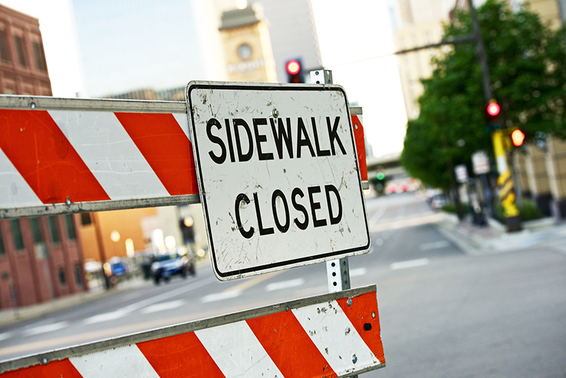 R close. Sidewalk closed sign. Тротуар закрыт. Тротуар в Нью Йорке. 2 Is Company. 3 Is a crowd. 4 On a sidewalk is not allowed. Картинки.